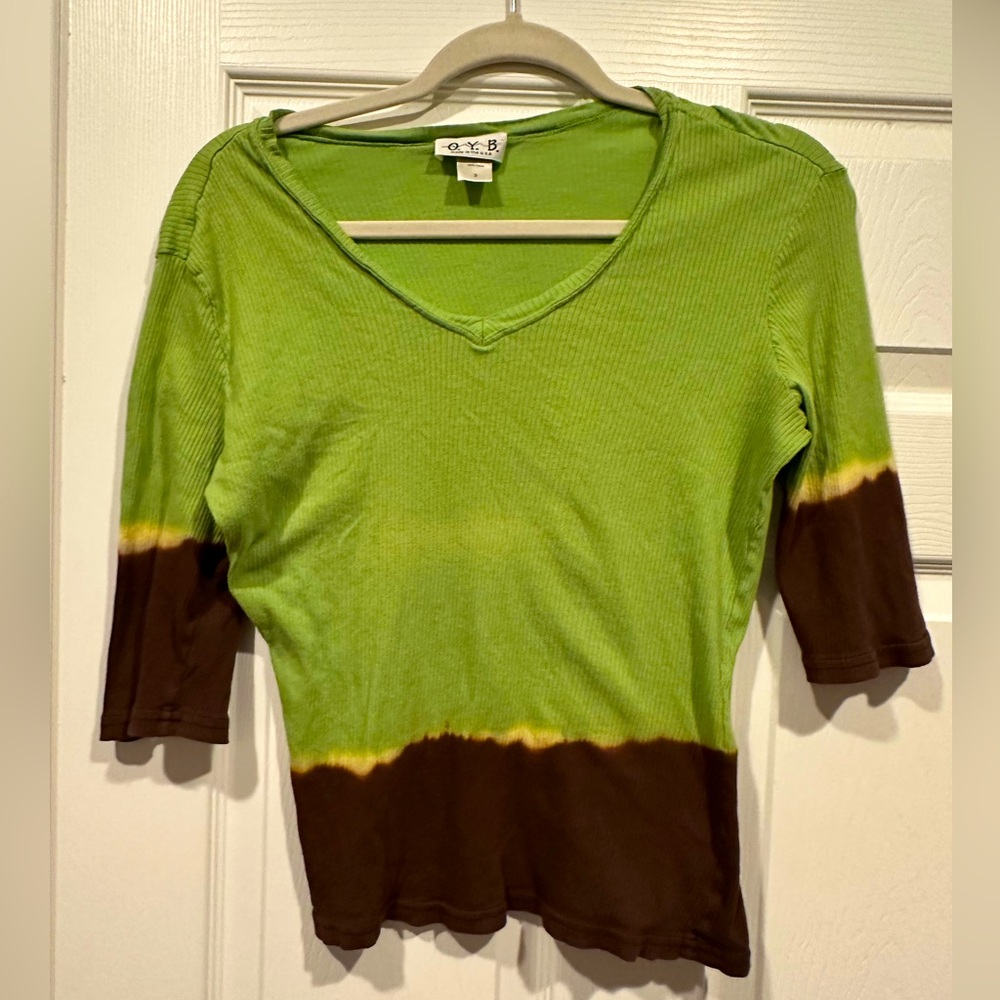 3/4 sleeve v-neck top.